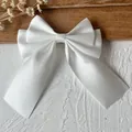 Elegante pasador de pelo de satén blanco de doble capa con acabado sedoso y brillo - 10 cm x 10 cm / Blanco