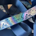 Nastro in raso blu scuro con motivo di balene e onde iridescenti per il fai-da-te - Blu navy