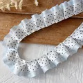 Nastro in pizzo a pois blu e bianchi con volant per accessori capelli e decorazioni DIY - Stile a Pois ad Alta Densità (Blu Chiaro e Bianco) / Un Metro (Larghezza 2.5CM)