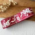 Nastro di raso rosso con motivi floreali argentati per confezioni regalo fai da te e hobby - Rotolo Standard / Rosso
