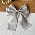 Elegante lazo de satén gris plateado de doble capa para decoración DIY de bolsos - 10 cm x 10 cm / Gris Plata