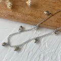 Collana a catena in metallo argento con pendenti a cuore 3D su sfondo pietra e legno - Stile Cuore 3D Argento Antico