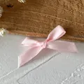 Handgefertigte rosa Satinschleife mit Seidenglanz für Bastelarbeiten und Haarschmuck - Mini-Schleifenhalskette / 10 Stück/Packung (Bandbreite 0,6 cm) / Rosa