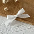 Handgefertigte weiße Satinschleife für DIY-Haarschmuck und Kleidungsdekoration - Mini-Schleifenhalskette / 10 Stück/Packung (0,6 cm Breite) / Weiß