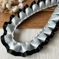 Cinta plisada de doble capa en azul claro y negro para accesorios de pelo y manualidades - Tela Fina De Color Azul Oscuro De Alta Densidad Y Color Liso De 1 Metro De Largo Y 25 Cm De Ancho.