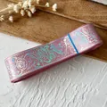 Rollo de cinta rosa con patrones holográficos de rosas para decoración de bolsos Ita - Rosa Cuero Patrón Plata