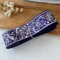 Cinta de grosgrain morado oscuro con motivos plateados de rosas y aves para manualidades - Púrpura Mágico Patrón Plata