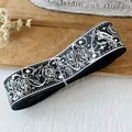Cinta de satén negra con flores y naipes para decoración de bolsos de bricolaje - Base Negra Impresión Plateada