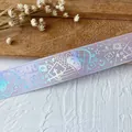 Lavendelfarbenes Band mit holografischem Pokerhasen-Druck für DIY-Bastelarbeiten - Hellviolett Holografisch Silber