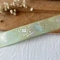 Minzgrünes Band mit holografischem Hasen- und Pokermuster für DIY-Taschendeko - Obstgrün Holografisch Silber