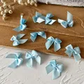Handgefertigte hellblaue Satinschleife für Bastelarbeiten Haarschmuck und Kleidung - Breite Schleife / 10 Stück/Packung (1 cm Breite) / Blau
