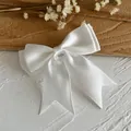 Elegante weiße Satin-Schleife handgefertigt mit doppellagigem Band auf weißem Naturstein - Doppellagige Schleife / 5 Stück/Packung (2,5 cm Breite) / Weiß