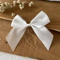Handgefertigte weiße Satinschleife für Haaraccessoires und Kleidungsdekoration - Basis Schleife / 4 Stück/Packung (2,5 cm Breite) / Weiß