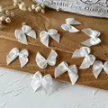 Set mit zehn handgefertigten weißen Satinbandschleifen für DIY-Haarschmuck und Deko - Breite Schleife / 10 Stück/Packung (1 cm Breite) / Weiß