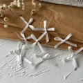 Kleine weiße Satinschleifen für DIY-Bastelarbeiten und handgefertigten Haarschmuck - Mini-Schleife / 10 Stück/Packung (0,3 cm Breite) / Weiß