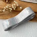 Graues holografisches Band mit Hasen- und Pokermotiv für DIY-Schleifenbau - Grau Holografisch Silber