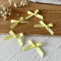 Zartgelbe Satinschleifen für DIY-Bastelarbeiten und Kleidungsdekoration, 5er-Set - Mini-Schleifenhalskette / 10 Stück/Packung (Bandbreite 0,6 cm) / Hellgelb