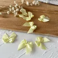 Set mit sechs blassgelben Satinbandschleifen für DIY-Haarschmuck und Kleidungsdekoration - Breite Schleife / 10 Stück/Packung (Bandbreite 1 cm) / Hellgelb