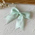Minzgrüne Satin-Schleife doppellagig mit Schwalbenschwanz für DIY Haarschmuck - Doppellagige Schleife / 5 Stück/Packung (Bandbreite 2,5 cm) / Grün