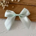 Handgefertigte blassminzgrüne Satinschleife für DIY-Haarschmuck und Kleidungsdeko - Basis Schleife / 4 Stück/Packung (Bandbreite 2,5 cm) / Grün