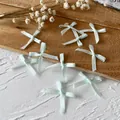 Kleine handgefertigte mintgrüne Schleifen für DIY-Haarschmuck und Kleidungsdeko - Mini-Schleife / 10 Stück/Packung (Bandbreite 0,3 cm) / Grün