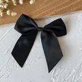 Handgefertigte schwarze Satin-Schleife auf einem eleganten geprägten Displayständer - Schleife / 4 Stück/Packung (Bandbreite 2,5 cm) / Schwarz