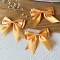 Drei handgemachte champagnergoldene Satinschleifen mit Schwalbenschwanz für Haar-Accessoires - Doppellagige Schleife / 5 Stück/Packung (Bandbreite 2,5 cm) / Orange