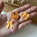 Drei leuchtend orangefarbene 2,5 cm Satin-Schleifen handgefertigt in der Hand gehalten - Breite Schleife / 10 Stück/Packung (Bandbreite 1 cm) / Orange