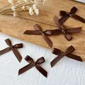 Handgemachte dunkelbraune Satinbandschleifen für DIY-Haarschmuck und Kleidung - Mini-Schleifenhalskette / 10 Stück/Packung (Bandbreite 0,6 cm) / Dunkelkaffee