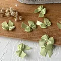 Handgefertigte hellgrüne Satinschleifen für DIY-Haarschmuck und Kleidungdekoration - Breite Schleife / 10 Stück/Packung (1cm Bandbreite) / Dunkelbraun