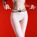Medias blancas brillantes transparentes con tiras negras cruzadas y lazo decorativo - Entrepierna Abierta Sexy / Blanco