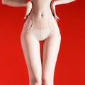Hauchdünne hautfarbene Bikini-Strumpfhose mit Glanzeffekt auf rotem Hintergrund - Regulärer Geschlossener Schritt Stil / Hautfarben