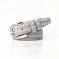 Cintura classica grigio chiaro in finta pelle con trama coccodrillo e fibbia dorata - Grigio