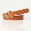 Ceinture fine en cuir marron pour femme avec boucle fer à cheval dorée sur blanc - Chameau