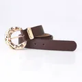 Donkerbruine lederen riem met een onregelmatige gehamerde gouden gesp in vintage stijl - koffiekleur