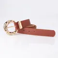 Cinturón de cuero marrón para mujer con una elegante hebilla metálica dorada ondulada - Camel