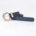 Cinturón azul oscuro para mujer con hebilla redonda irregular en tono dorado - Azul Marino