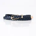 Schmaler gewebter dunkelblauer Taillengürtel mit goldener Schnalle und Metallspitze - Marineblau