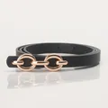 Schmaler schwarzer Damen-Ledergürtel mit minimalistischer goldener Doppelring-Schnalle aus Metall - Schwarz