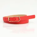 Fine ceinture rouge pour femme en cuir synthétique avec boucle ovale dorée polie - Rouge