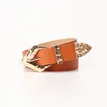 Cintura sottile in pelle marrone arancio da donna con fibbia in metallo dorato martellato - Cammello