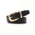 Cintura da donna nera con trama litchi e fibbia dorata opaca per un look minimal ed elegante - Nero
