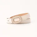 Cintura da donna in ecopelle bianco crema con fibbia ovale in perle e strass - Bianco