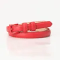 Sottile cintura in pelle rosso acceso da donna con fibbia rossa e cuciture di qualità - Rosso
