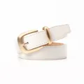 Cintura da donna minimalista bianca in pelle martellata con fibbia a ferro di cavallo oro - Bianco