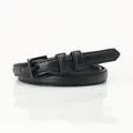 Cintura sottile in pelle nera da donna con fibbia quadrata nera opaca e design minimalista - Nero
