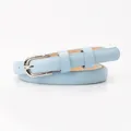 Minimalistische smalle damesriem in babyblauw met een zilveren gesp van legering - Lichtblauw