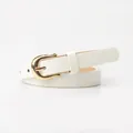 Cintura sottile bianca minimalista da donna con fibbia a ferro di cavallo dorata per jeans - Bianco