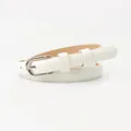 Slanke witte lederen riem voor dames met een minimalistische zilveren gesp van legering - Wit
