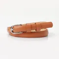 Cintura sottile in pelle marrone da donna con fibbia a ferro di cavallo argentata - Cammello